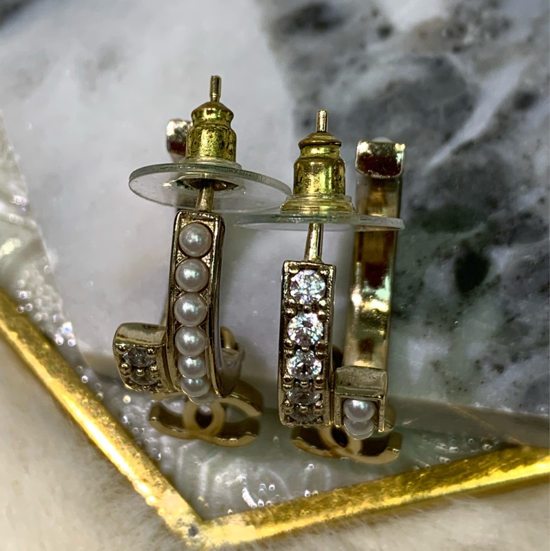 Chanel 淡金色水鑽珍珠半圈垂吊CC耳環 XA572-25