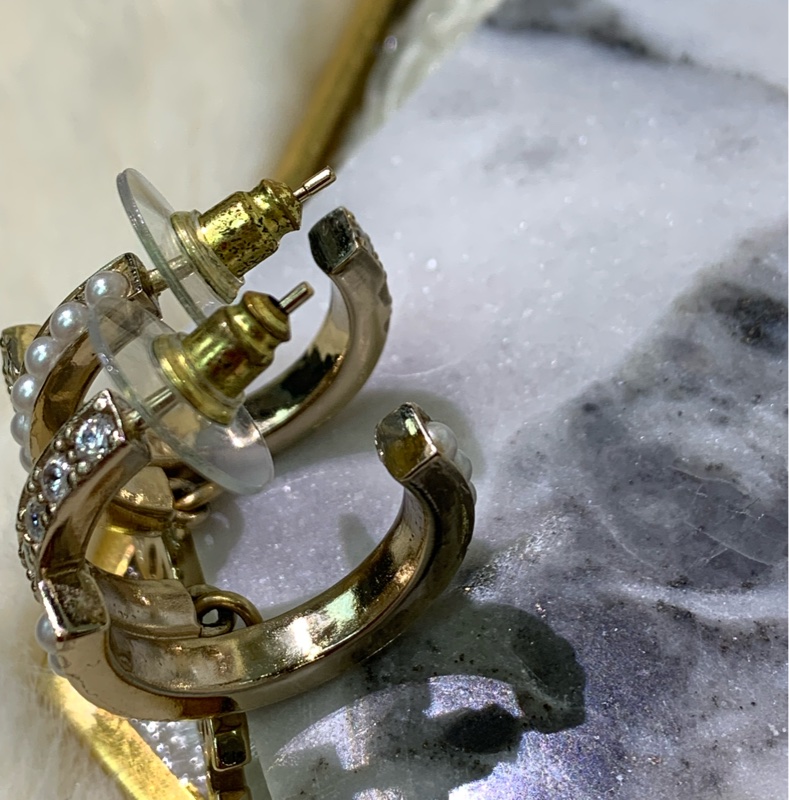 Chanel 淡金色水鑽珍珠半圈垂吊CC耳環 XA572-27