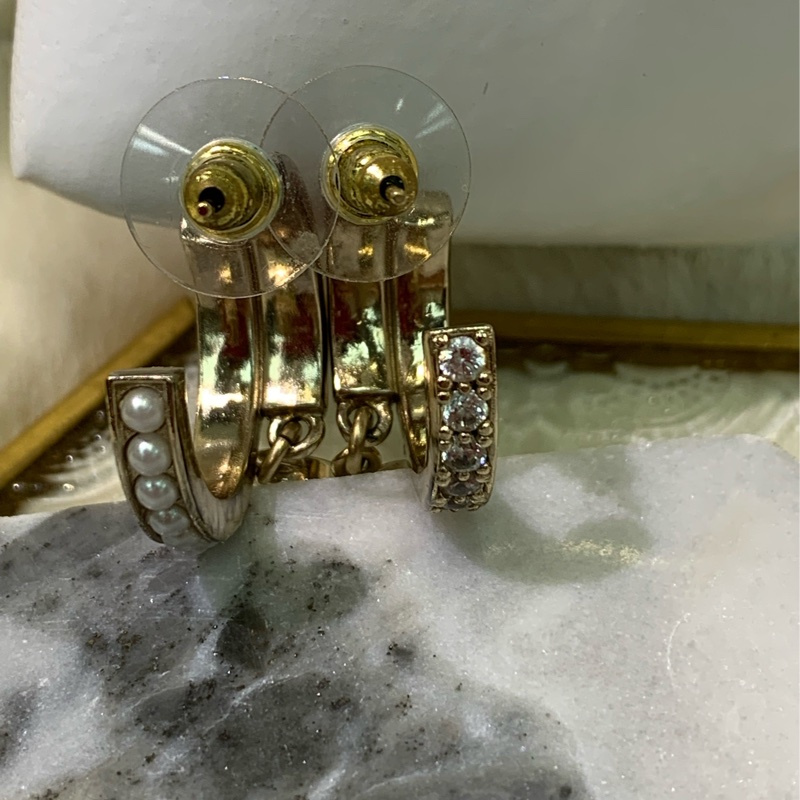 Chanel 淡金色水鑽珍珠半圈垂吊CC耳環 XA572-28