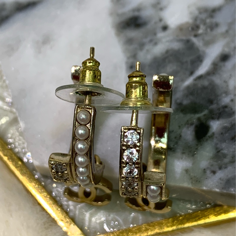 Chanel 淡金色水鑽珍珠半圈垂吊CC耳環 XA572-29