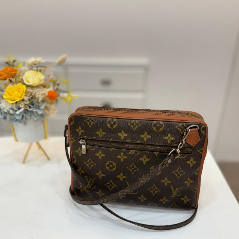 Louis Vuitton 紅皮老花方形斜背包-1