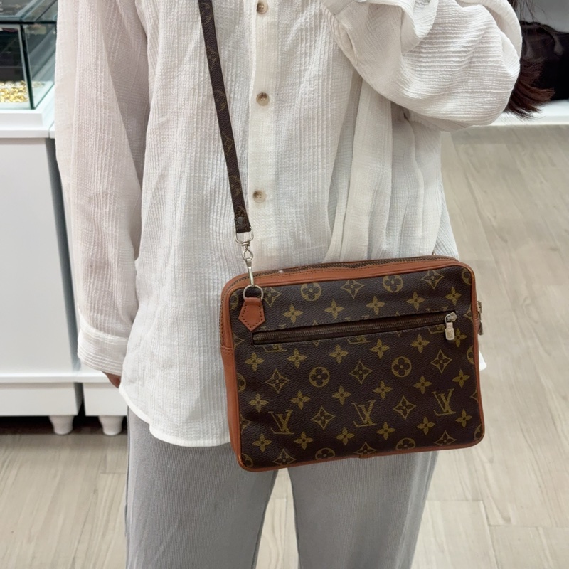 Louis Vuitton 紅皮老花方形斜背包-2