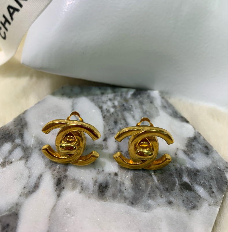 Chanel 香奈兒 Turn off 濃金中古金色雙C耳夾 x583-1