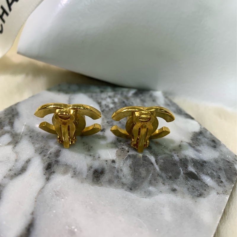 Chanel 香奈兒 Turn off 濃金中古金色雙C耳夾 x583-3