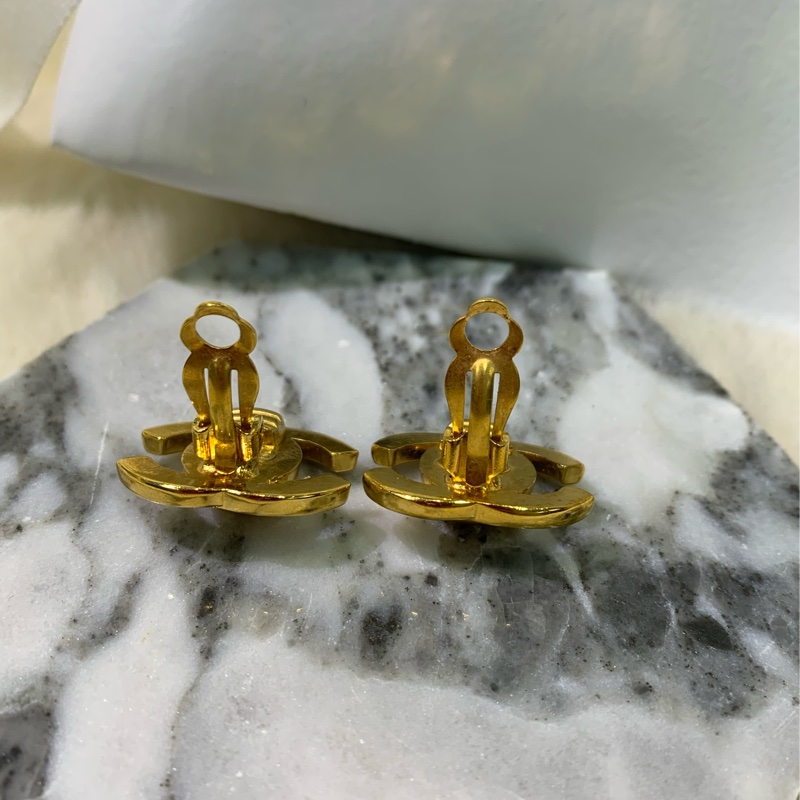 Chanel 香奈兒 Turn off 濃金中古金色雙C耳夾 x583-6