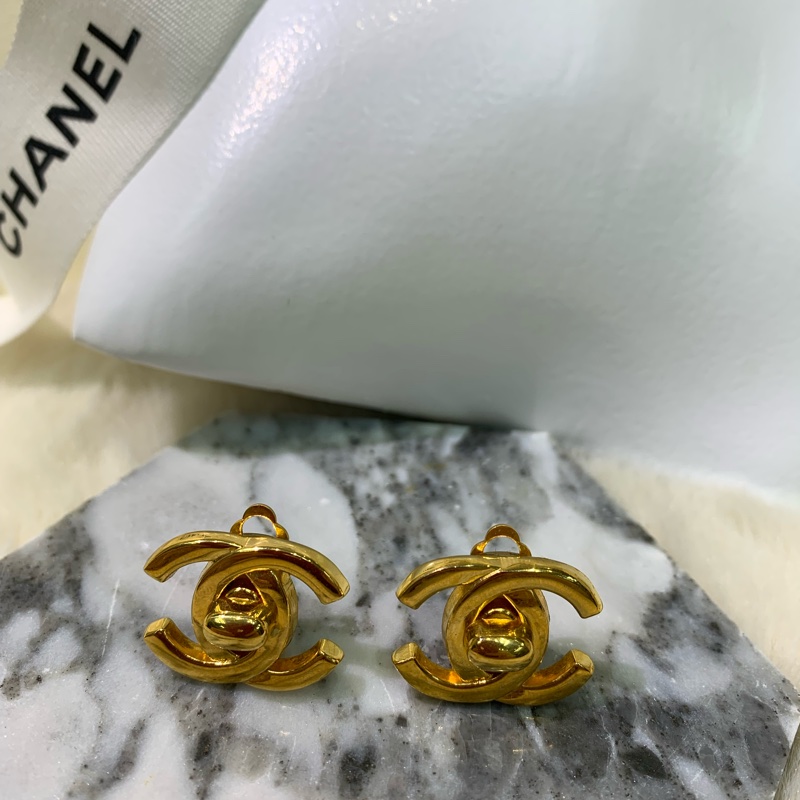 Chanel 香奈兒 Turn off 濃金中古金色雙C耳夾 x583-15