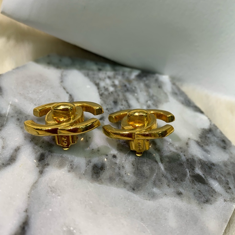 Chanel 香奈兒 Turn off 濃金中古金色雙C耳夾 x583-19