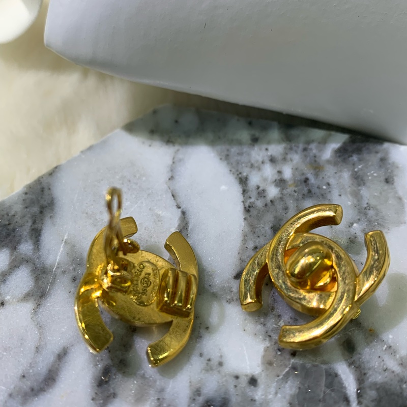Chanel 香奈兒 Turn off 濃金中古金色雙C耳夾 x583-24