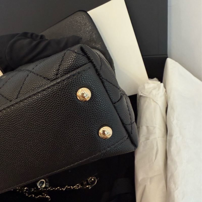 近新CHANEL黑色荔枝皮淡金釦coco Handle 24cm小號~A92990-12