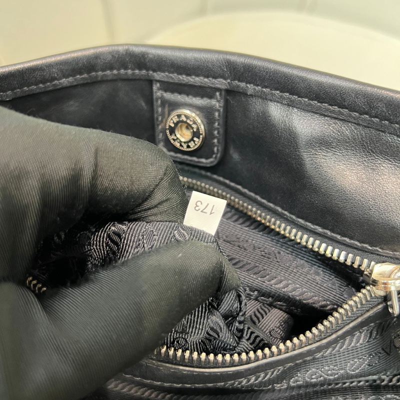 Prada 黑色降落傘銀扣2way XA156-35