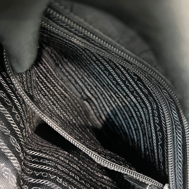 Prada 降落傘黑色斜孭袋 XA957-12