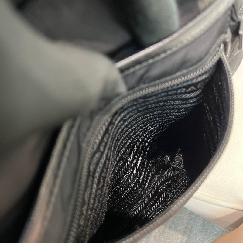 Prada 降落傘黑色斜孭袋 XA957-18