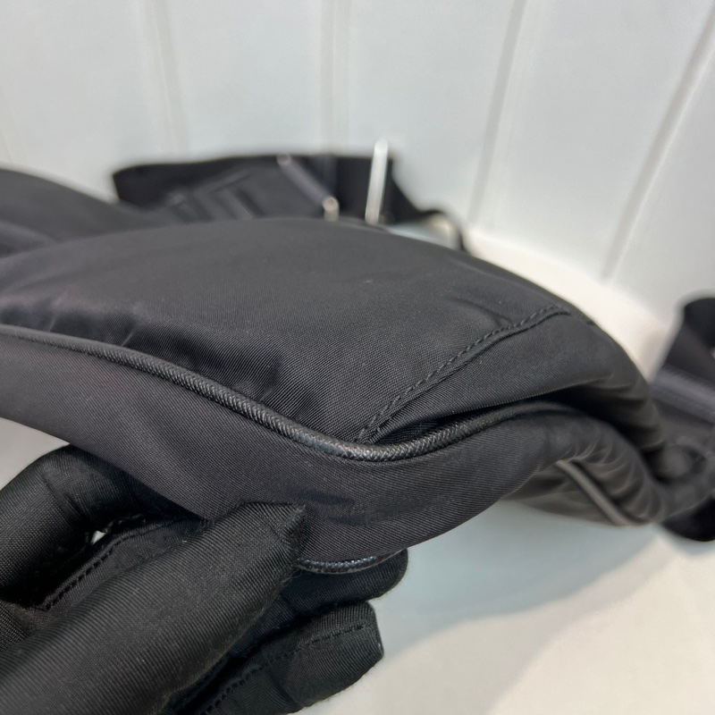 Prada 降落傘黑色斜孭袋 XA957-32