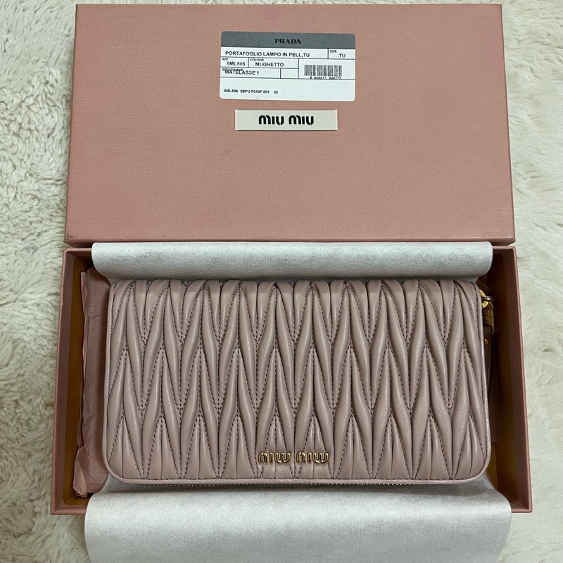 Miu Miu 粉藕色經典抓皺長夾-6