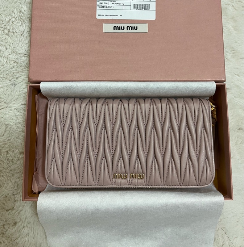 Miu Miu 粉藕色經典抓皺長夾-14