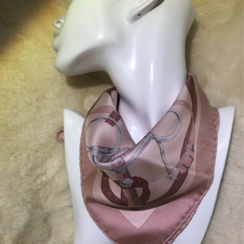 HERMÉS 粉色馬含扣絲巾 O375-0