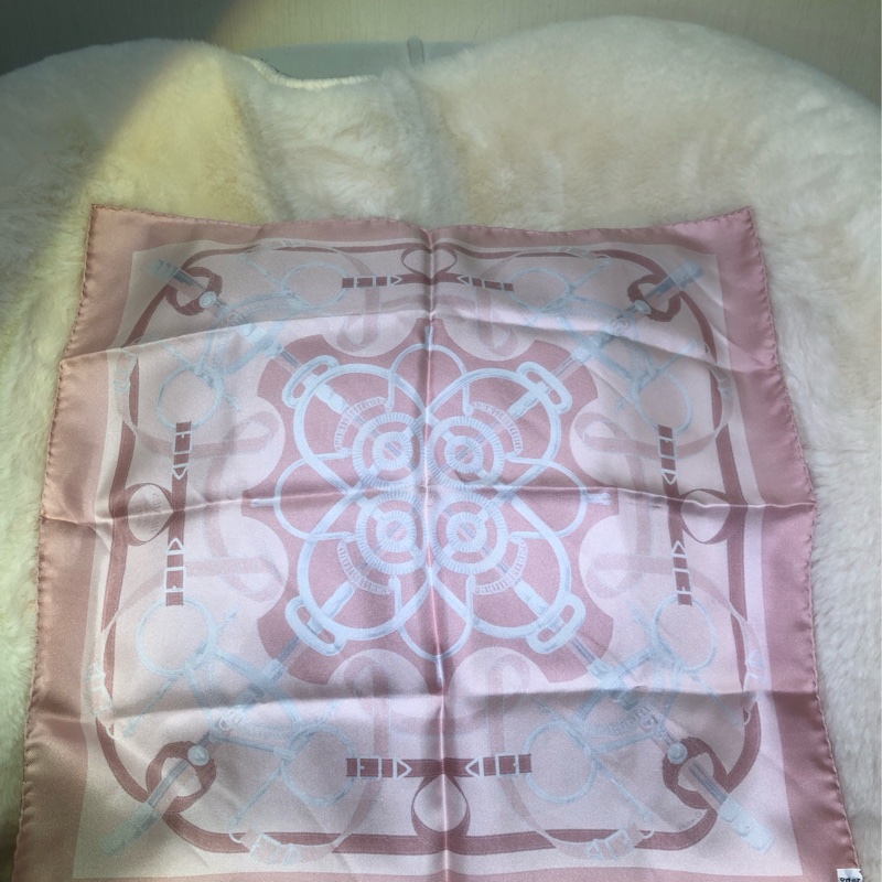 HERMÉS 粉色馬含扣絲巾 O375-4
