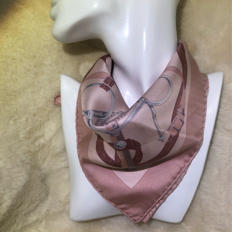 HERMÉS 粉色馬含扣絲巾 O375-10