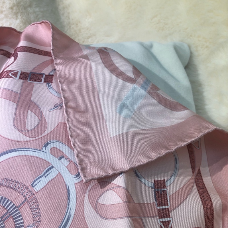 HERMÉS 粉色馬含扣絲巾 O375-20