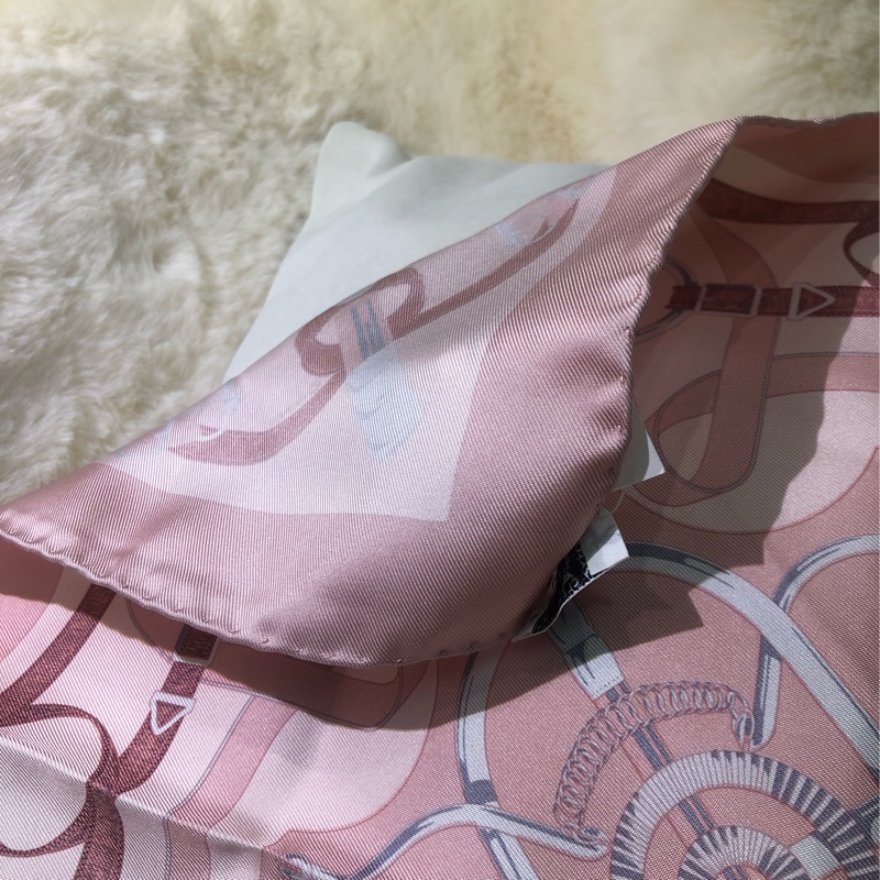 HERMÉS 粉色馬含扣絲巾 O375-21