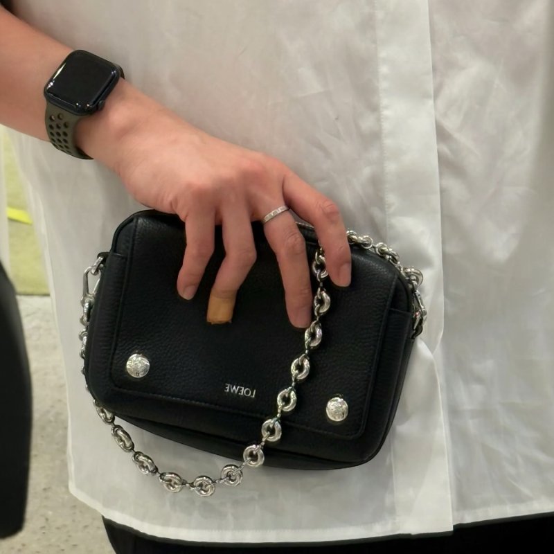 🎉新品好折扣✨Loewe 小款粒面小牛皮Pebble 郵差相機包 緹花肩背帶/黑色-1