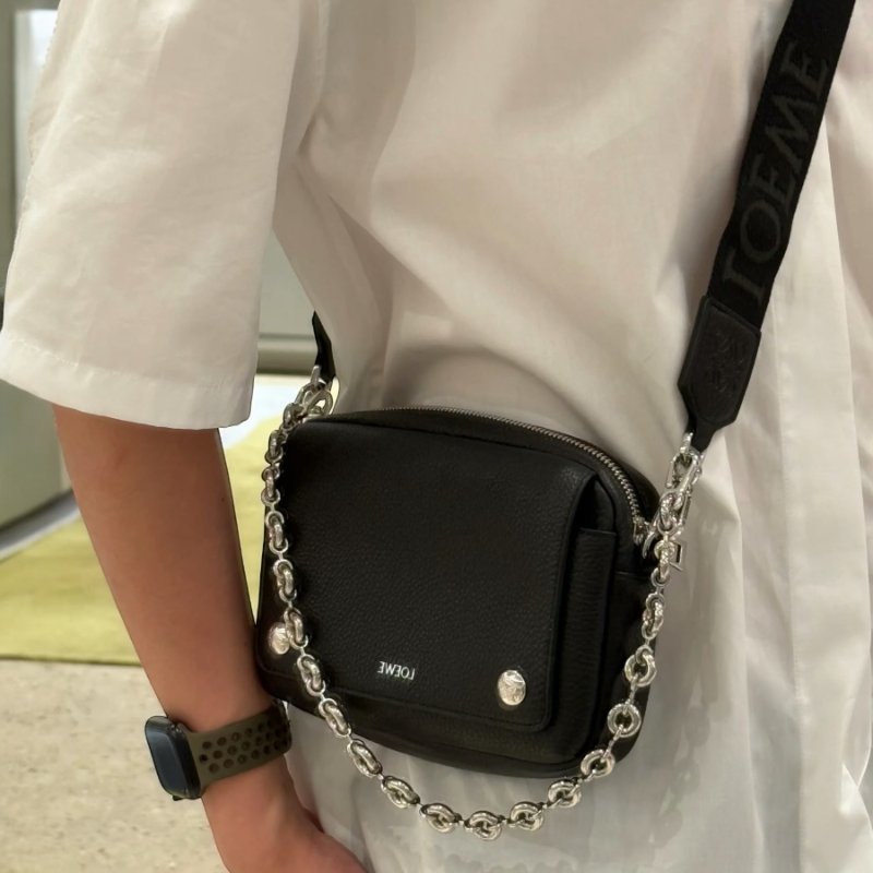 🎉新品好折扣✨Loewe 小款粒面小牛皮Pebble 郵差相機包 緹花肩背帶/黑色-2