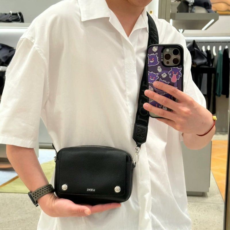 🎉新品好折扣✨Loewe 小款粒面小牛皮Pebble 郵差相機包 緹花肩背帶/黑色-3