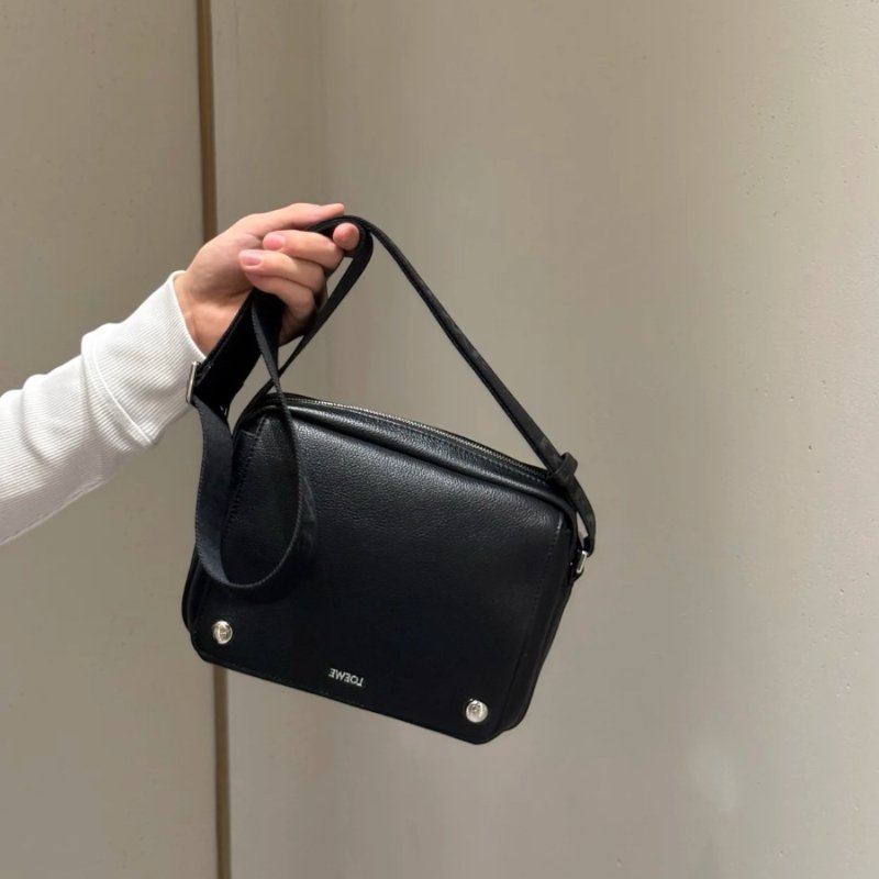 🎉新品好折扣✨Loewe 小款粒面小牛皮Pebble 郵差相機包 緹花肩背帶/黑色-4