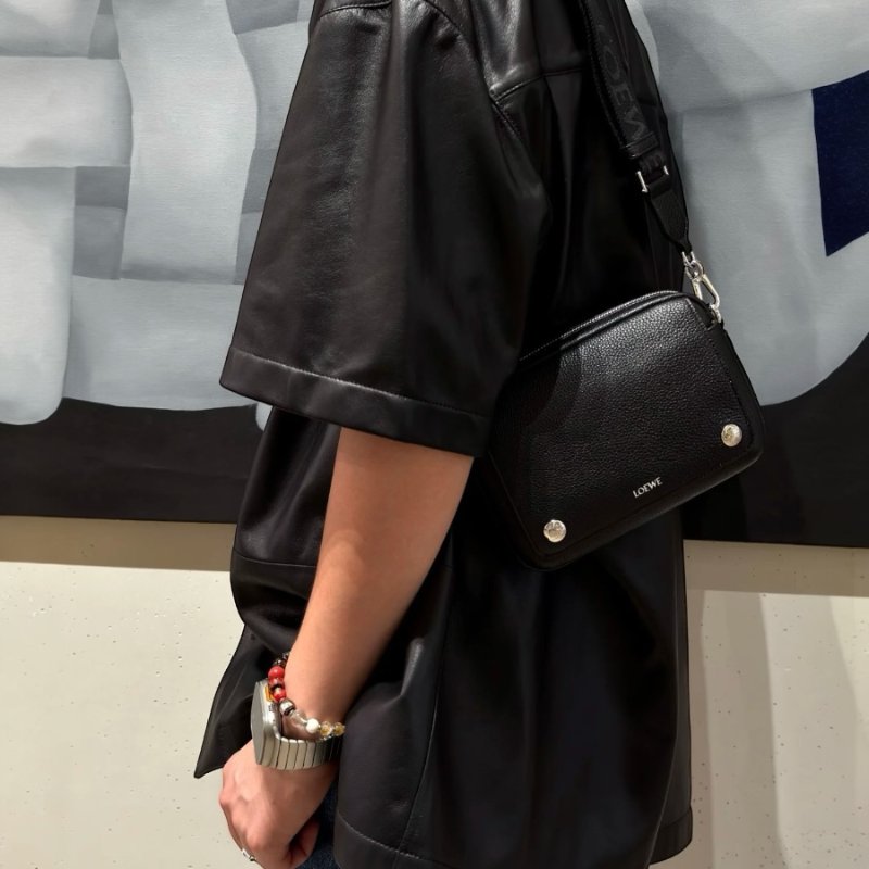 🎉新品好折扣✨Loewe 小款粒面小牛皮Pebble 郵差相機包 緹花肩背帶/黑色-5