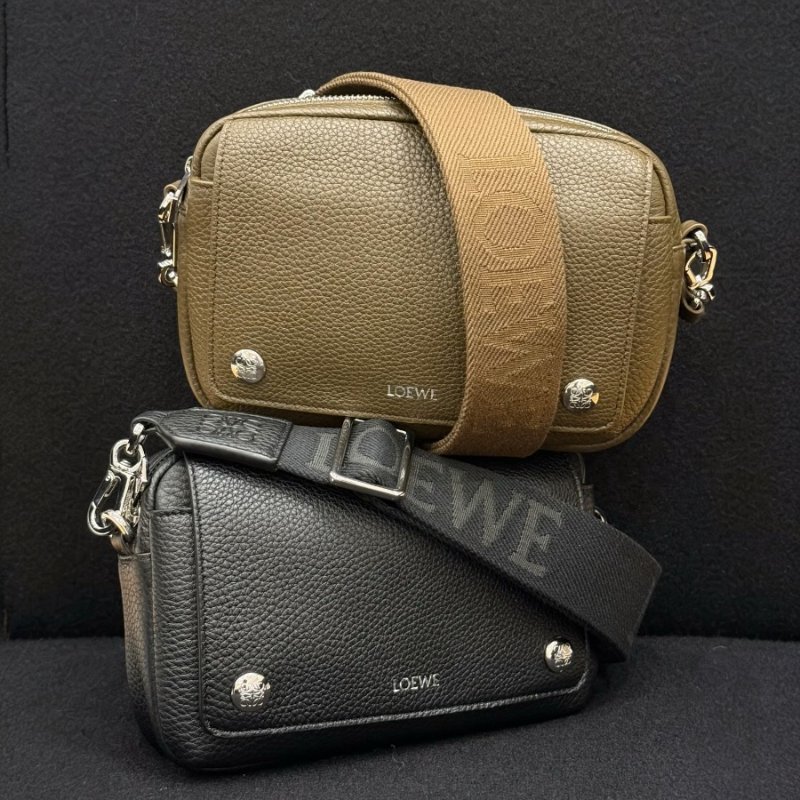 🎉新品好折扣✨Loewe 小款粒面小牛皮Pebble 郵差相機包 緹花肩背帶/黑色-6