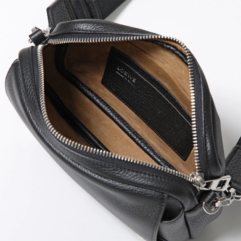 🎉新品好折扣✨Loewe 小款粒面小牛皮Pebble 郵差相機包 緹花肩背帶/黑色-8