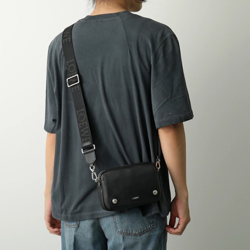 🎉新品好折扣✨Loewe 小款粒面小牛皮Pebble 郵差相機包 緹花肩背帶/黑色-14