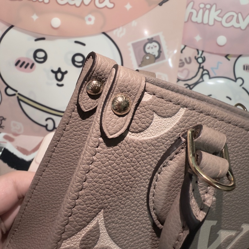 LOUIS VUITTON M47054 OnTheGo BB 18 皮革 壓花 大象灰-12