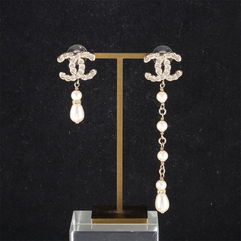 CHANEL(香奈兒)  合金 19P 不對稱雙C 珍珠 水鑽 AB款耳釘-0