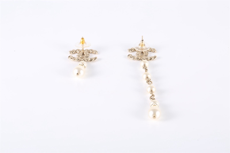 CHANEL(香奈兒)  合金 19P 不對稱雙C 珍珠 水鑽 AB款耳釘-2