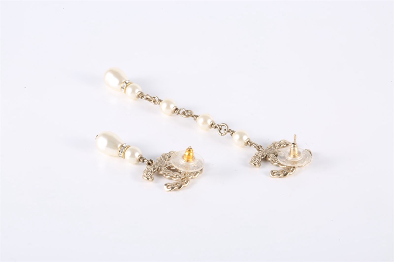 CHANEL(香奈兒)  合金 19P 不對稱雙C 珍珠 水鑽 AB款耳釘-4