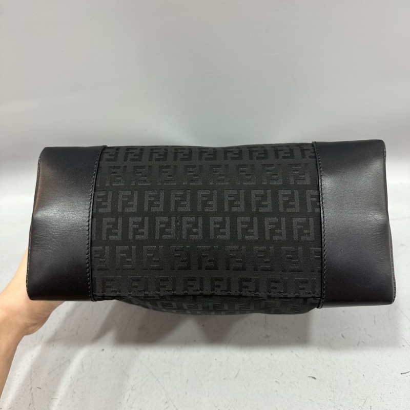 fendi 8BR516 黑色老花拼牛皮肩背包-5