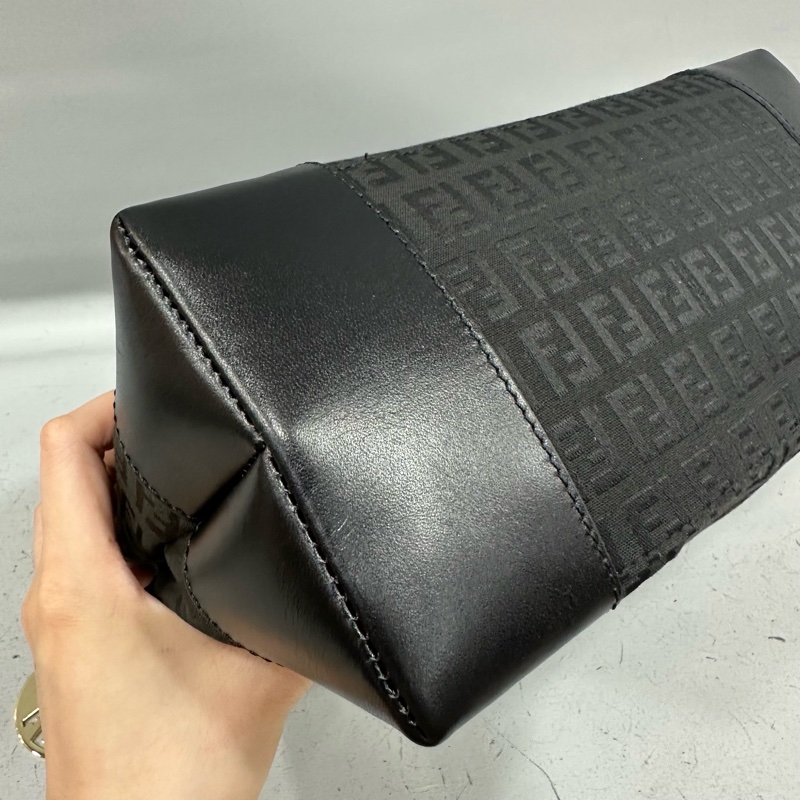 fendi 8BR516 黑色老花拼牛皮肩背包-6