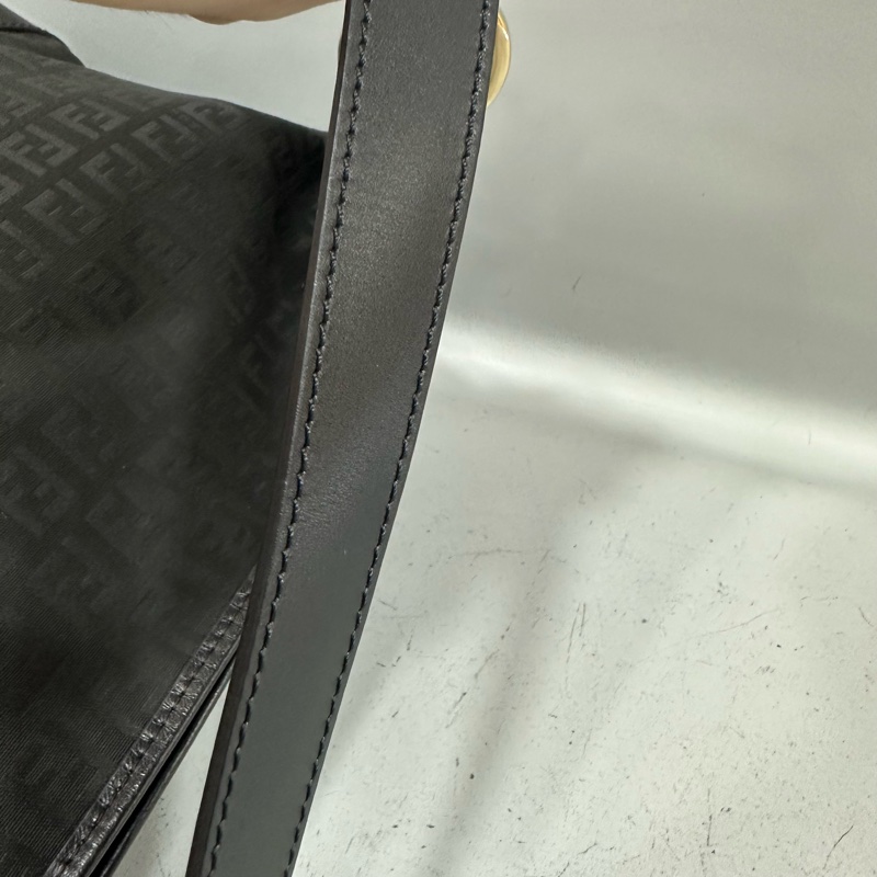 fendi 8BR516 黑色老花拼牛皮肩背包-24