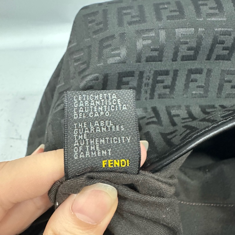 fendi 8BR516 黑色老花拼牛皮肩背包-28