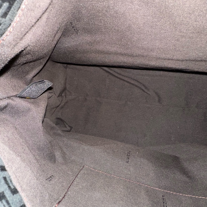 fendi 8BR516 黑色老花拼牛皮肩背包-31