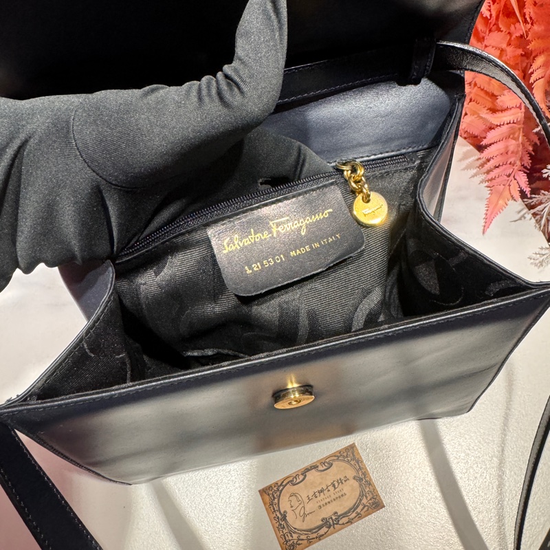 Ferragamo深藍蝴蝶結🎀斜背包/王吉娜古董精品-8