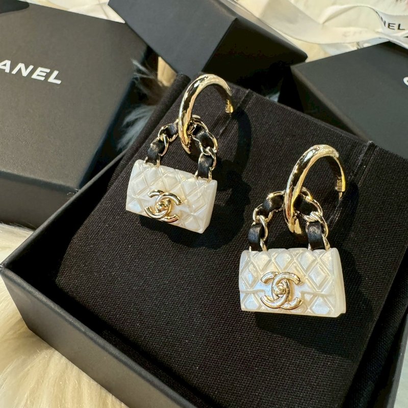 CHANEL 穿皮鍊雙C菱格紋包包耳環-0