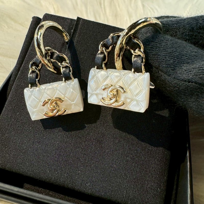 CHANEL 穿皮鍊雙C菱格紋包包耳環-1