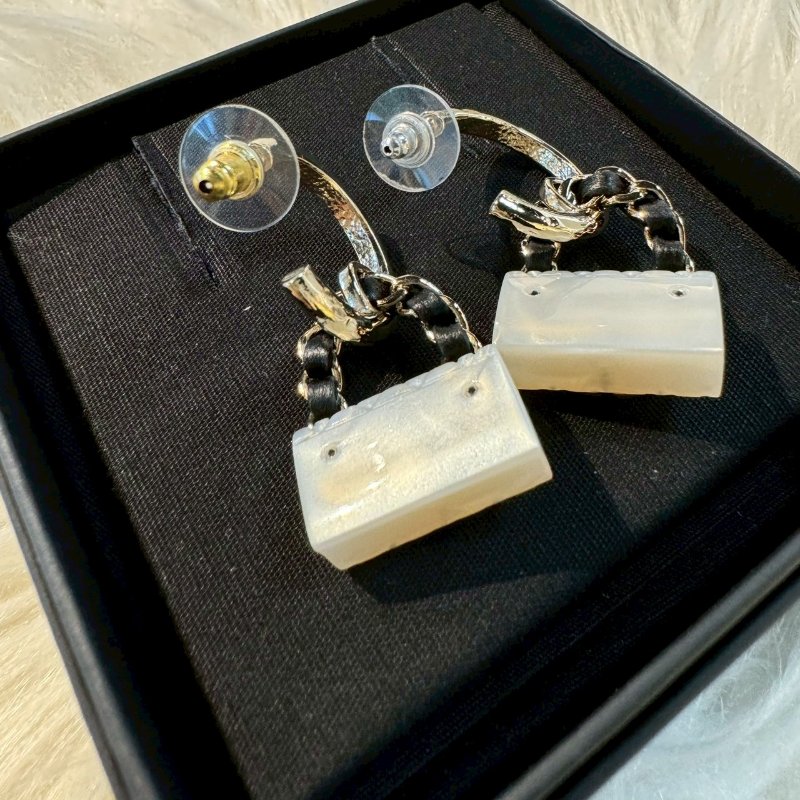 CHANEL 穿皮鍊雙C菱格紋包包耳環-3