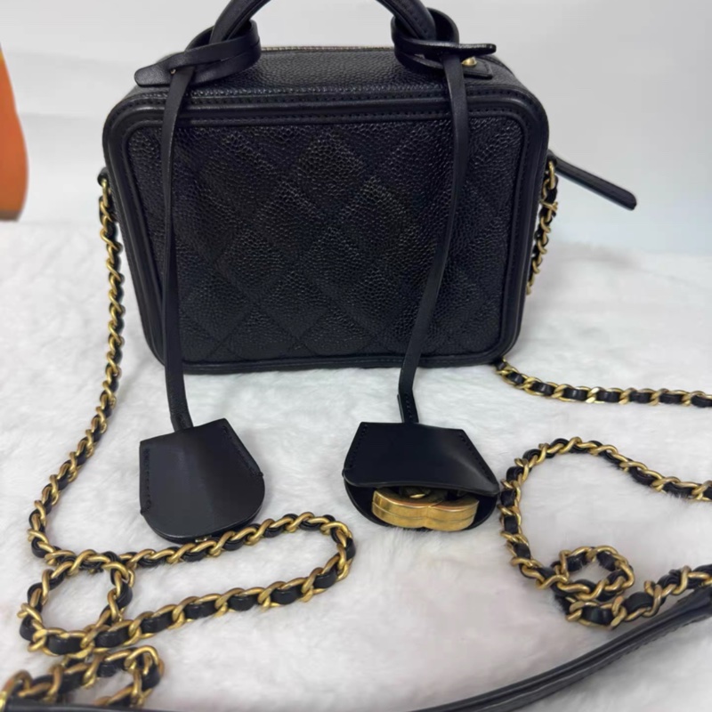 Chanel Vanity case mini 黑金-1