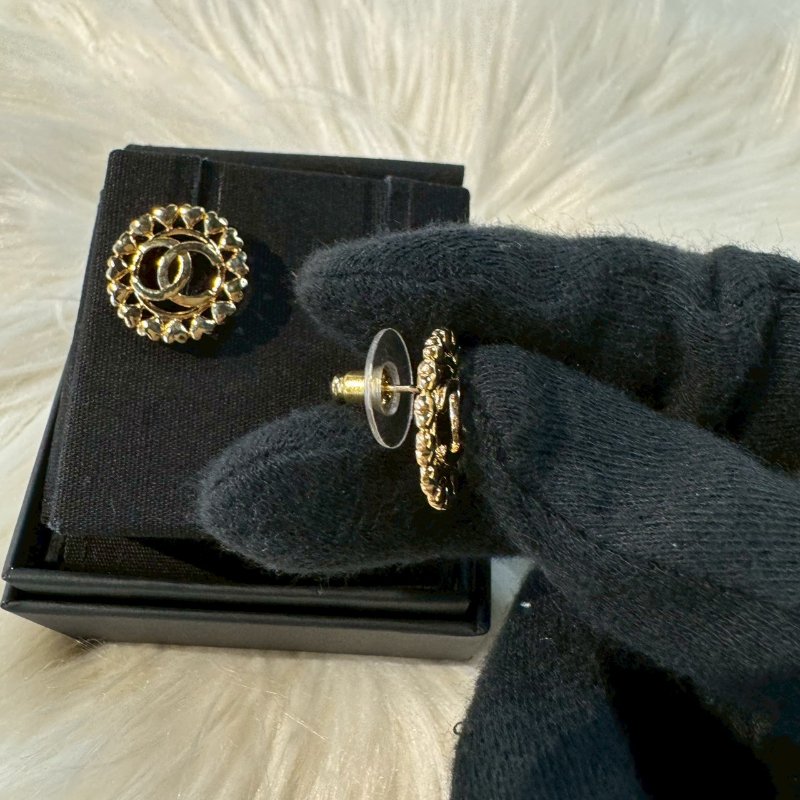 CHANEL 雙C字母LOGO搭環繞愛心設計穿式耳環-1