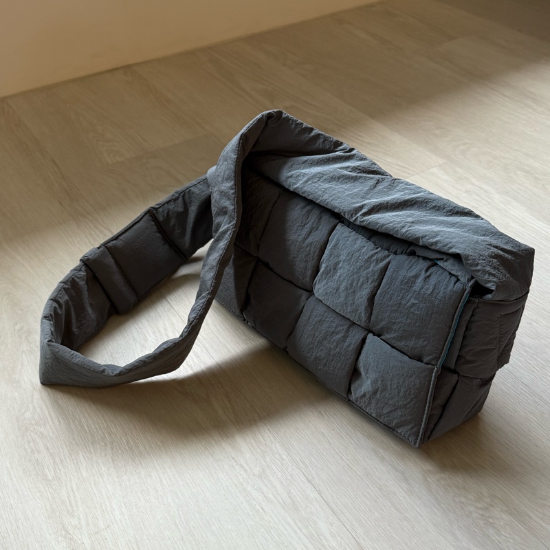 bv鐵灰色科技尼龍包-1