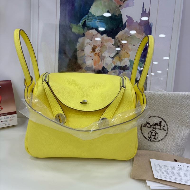 👜Brand New #Hermès #lindy26 Stamp #W Lime color PHW TC leather 全新有膜 #愛馬仕 Lindy 26 #檸檬黃 銀扣 TC皮 W刻-0