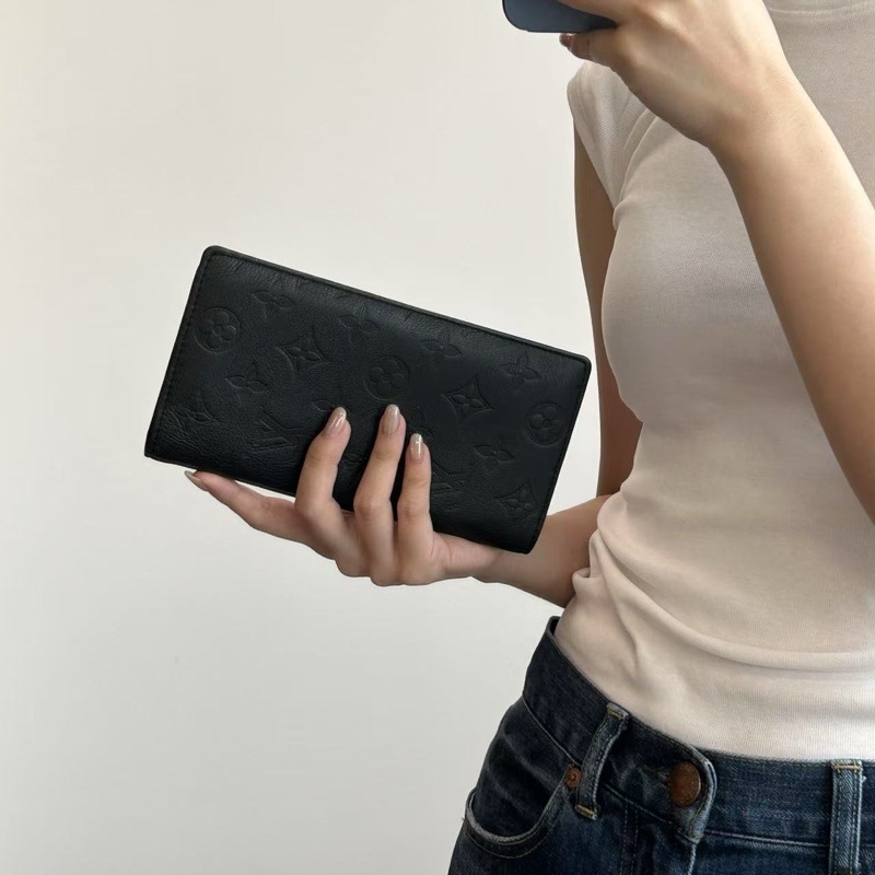 「JL精品代購」 Lv黑色全皮老花壓紋二折長夾-1